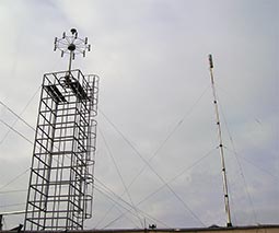 Антенная система АС-ПП4 и блок выносного  датчика поля на крыше здания